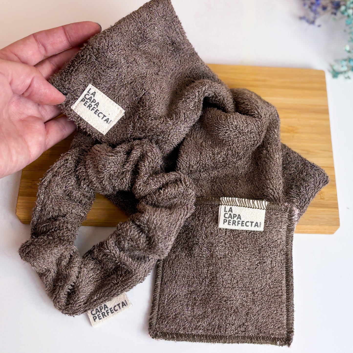 Scrunchie de toalla de bambú absorbente para evitar mojar los brazos durante la rutina de limpieza facial, disponible en rosa, marrón y verde.