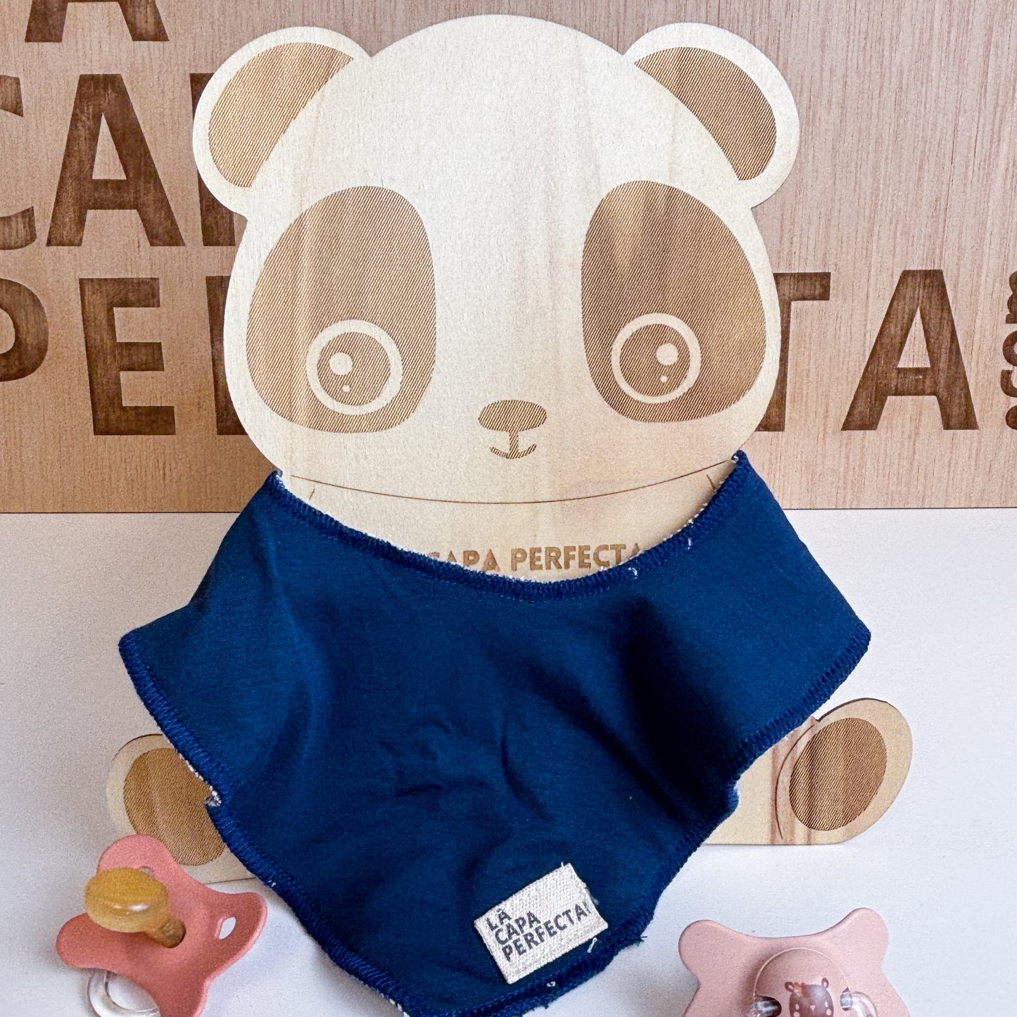 Babero bandana reversible de bambú para bebé, tejido de toalla absorbente y cierre de ganchito de seguridad.