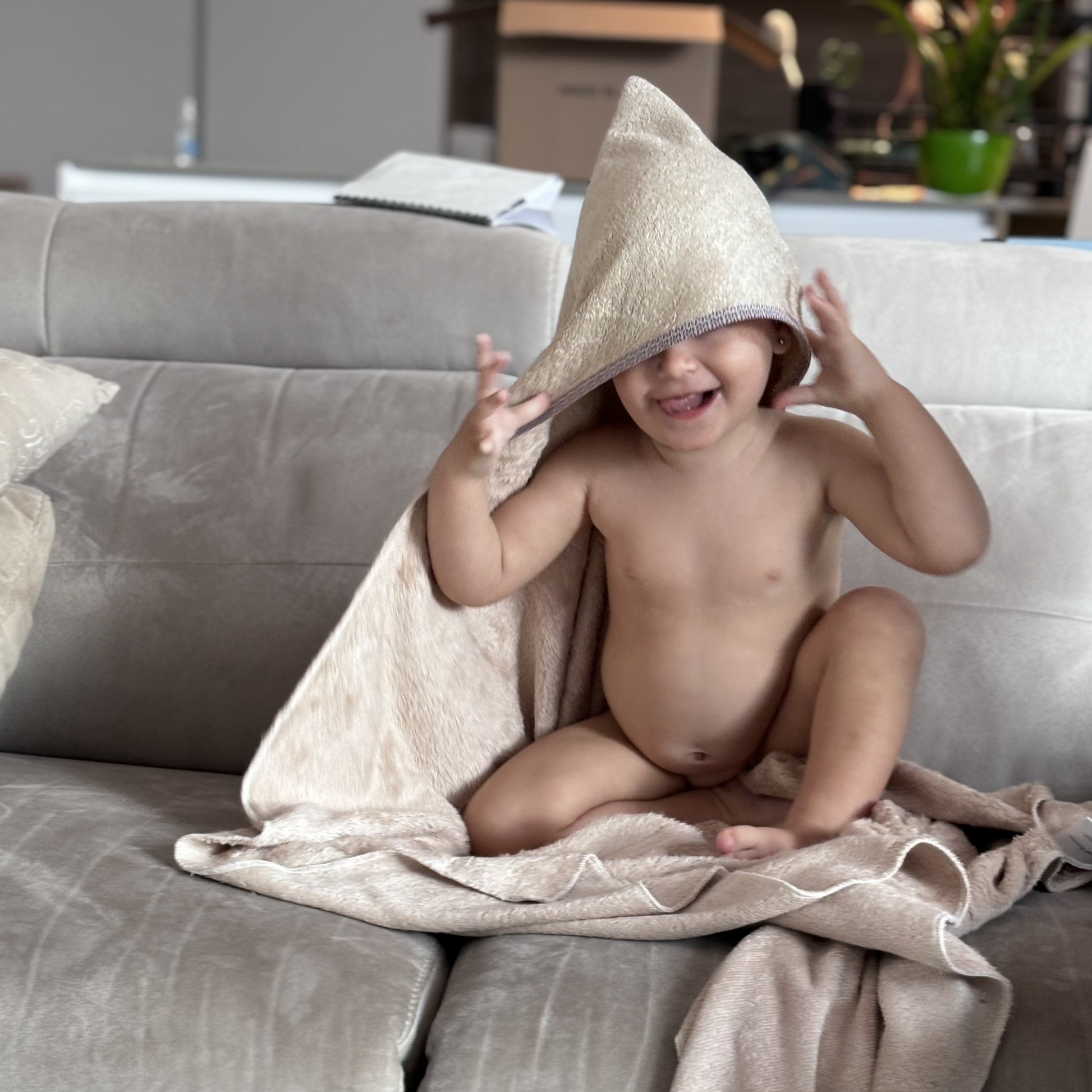 Capa de baño con capucha para bebé hecha de bambú, color blanco con bies personalizable, tejido extra suave y absorbente.