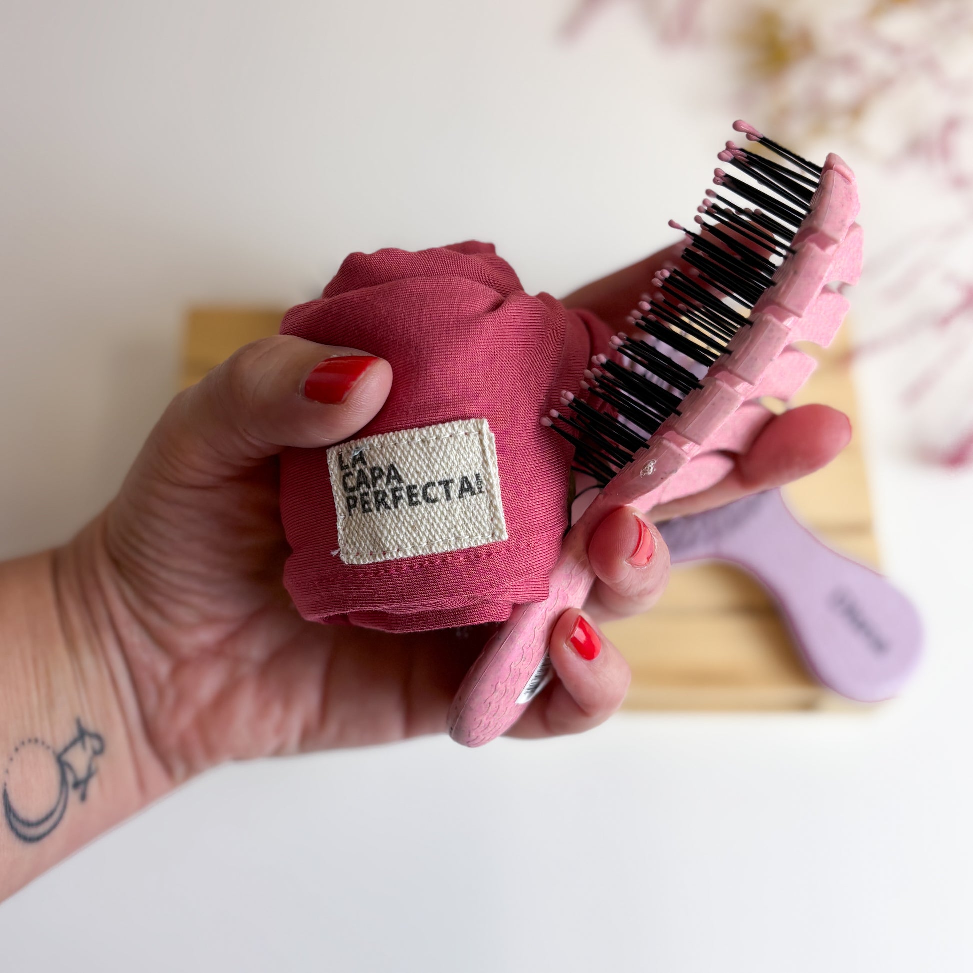 Mini cepillo de pelo ecológico y biodegradable color pastel, fabricado con yuca y maíz para desenredar sin tirones.