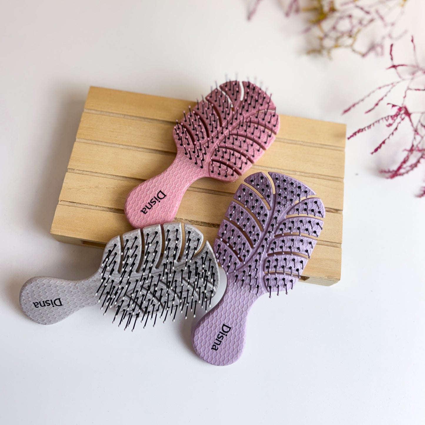 Mini cepillo de pelo ecológico y biodegradable color pastel, fabricado con yuca y maíz para desenredar sin tirones.