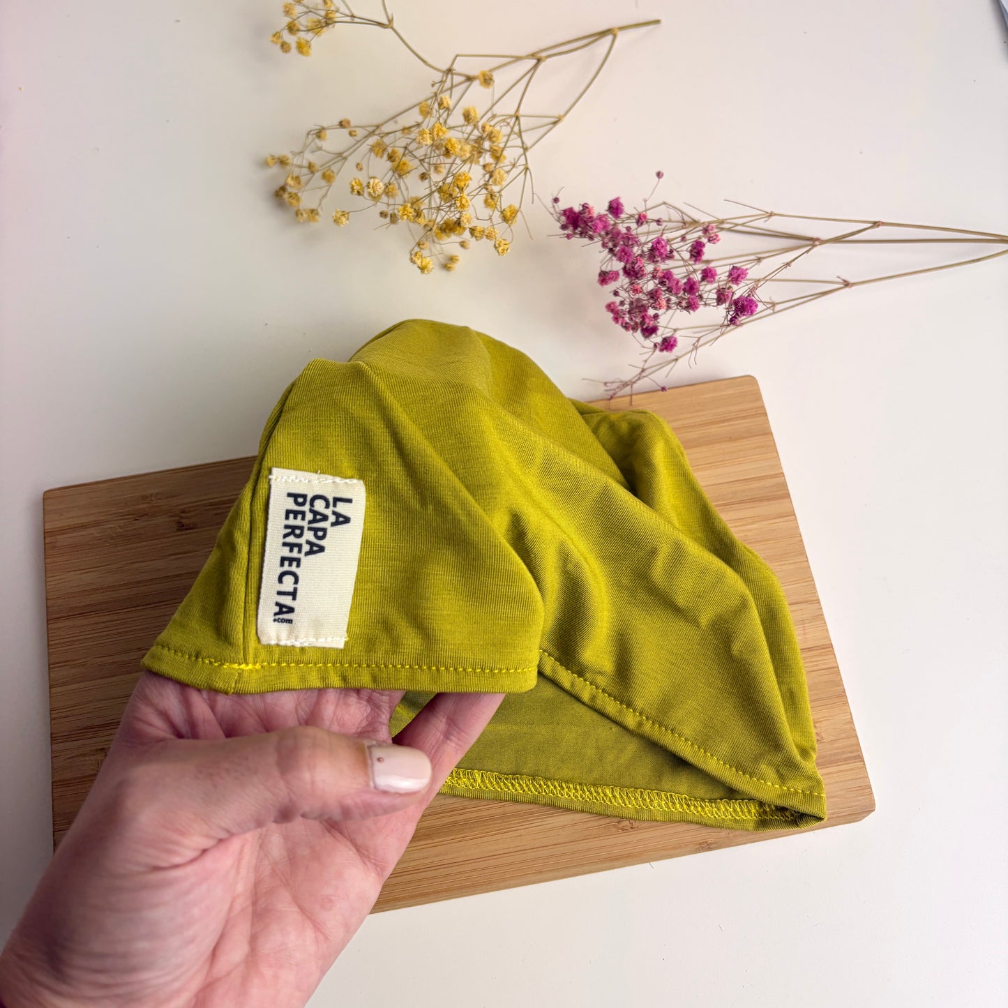 Gorro oncológico de bambú suave y elástico, color liso, tejido hipoalergénico para cuero cabelludo sensible durante tratamientos.