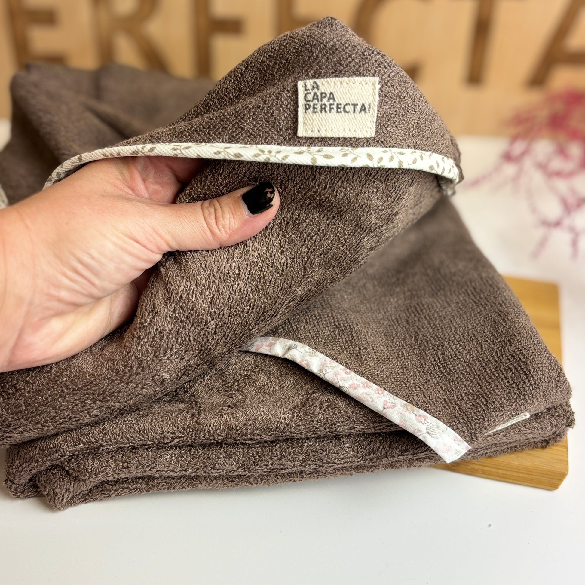 Capa de baño tipo delantal para bebé hecha de bambú, color blanco, manos libres para seguridad de los padres