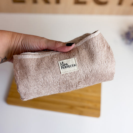 Toalla de pelo de bambú para cabello liso color neutro, secado rápido anti-frizz, tejido natural de alta absorción 100x50 cm.